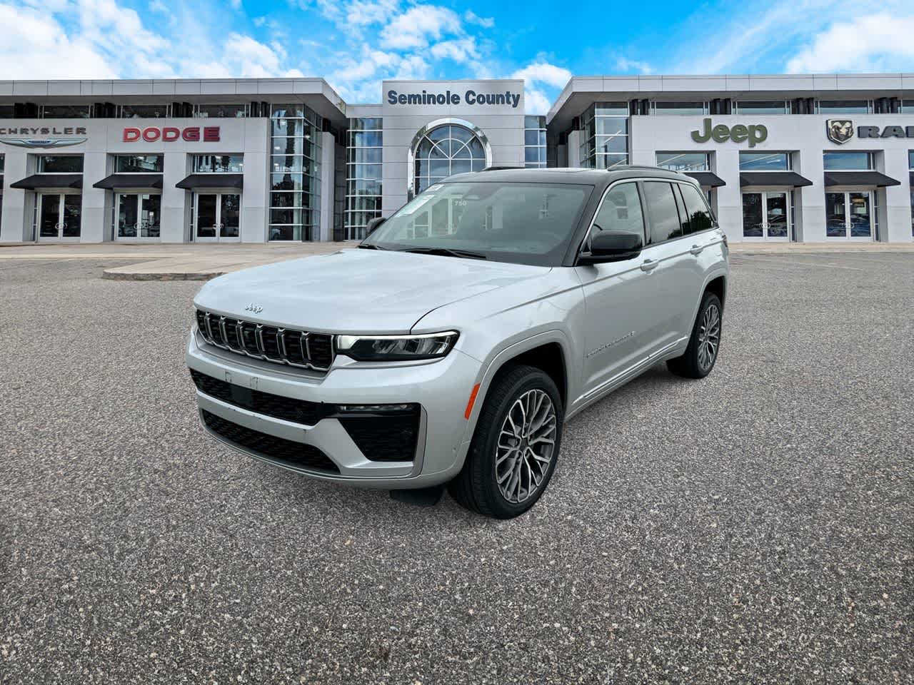 2026 Jeep Grand Cherokee GRAND CHEROKEE SUMMIT 4X4 in Silver Zynith Exterior Paint — front three-quarter view