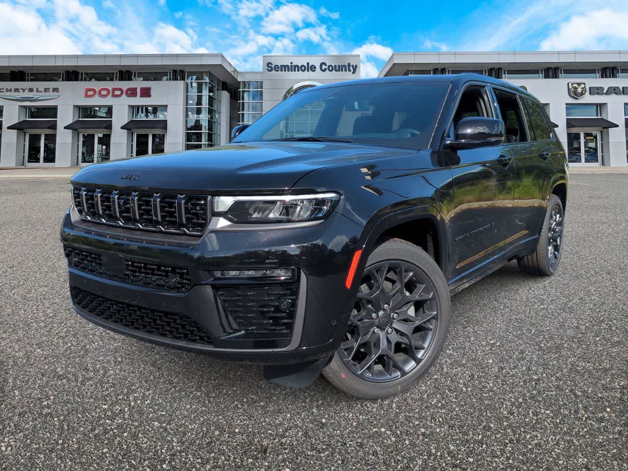 2026 Jeep Grand Cherokee GRAND CHEROKEE L SUMMIT 4X4 in Diamond Black Crystal Pearl-Coat Exterior Paint — front three-quarter view