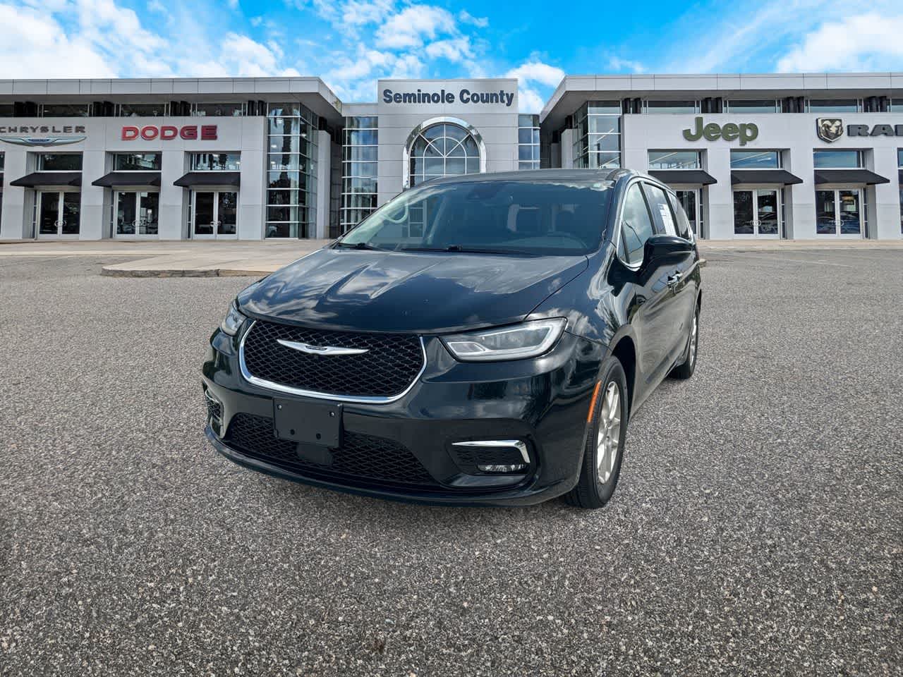 2024 Chrysler Pacifica Touring L in Diamond Black Crystal Pearlcoat — front three-quarter view